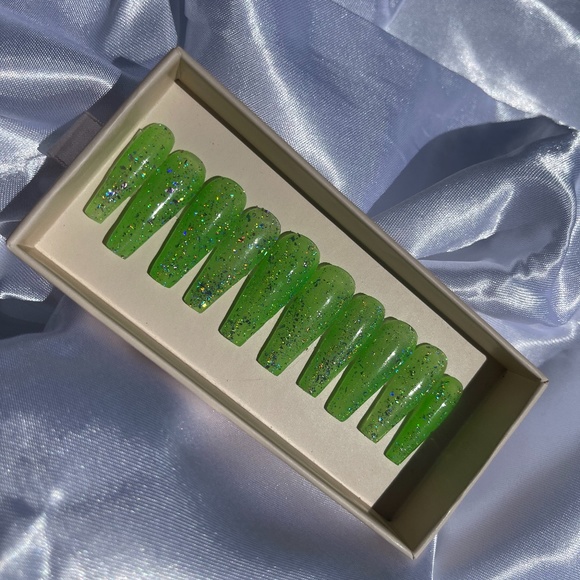 Green Press On Nails - Picture 1 of 1
